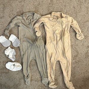 Goumi One Piece Pajamas - Gray and Cream and Mittens and Booties